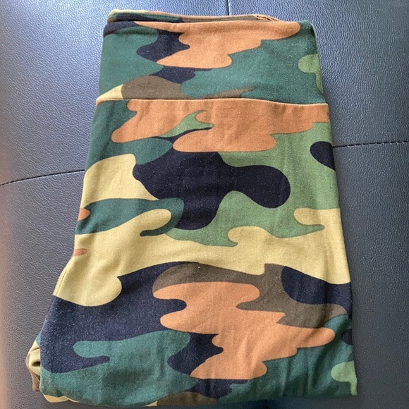 Tall and Curvy Camo LuLaRoe Leggings - Picture 1 of 3